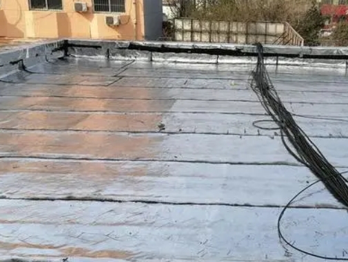 银川市卫生间漏水维修公司分享下银川市屋面楼顶防水刚性防水层施工要点。